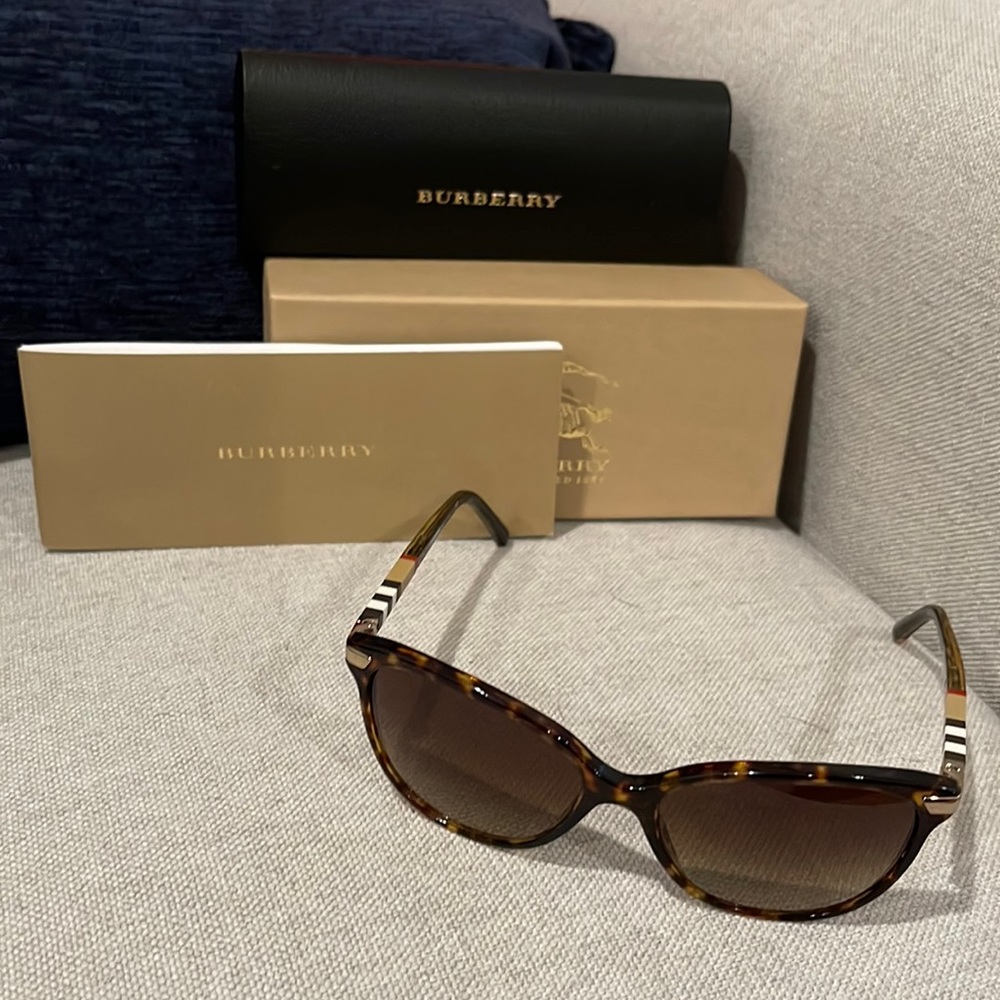 NWOT NEVER WORN Burberry Sunglasses B4216 Tortoise Shell